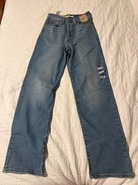 Levi's Women’s Ribcage Straight Jeans in Light Blue Denim full length 28 x 32